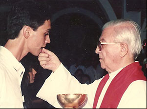 Ronaldo recebendo a Comunhão do Padre José Yalea